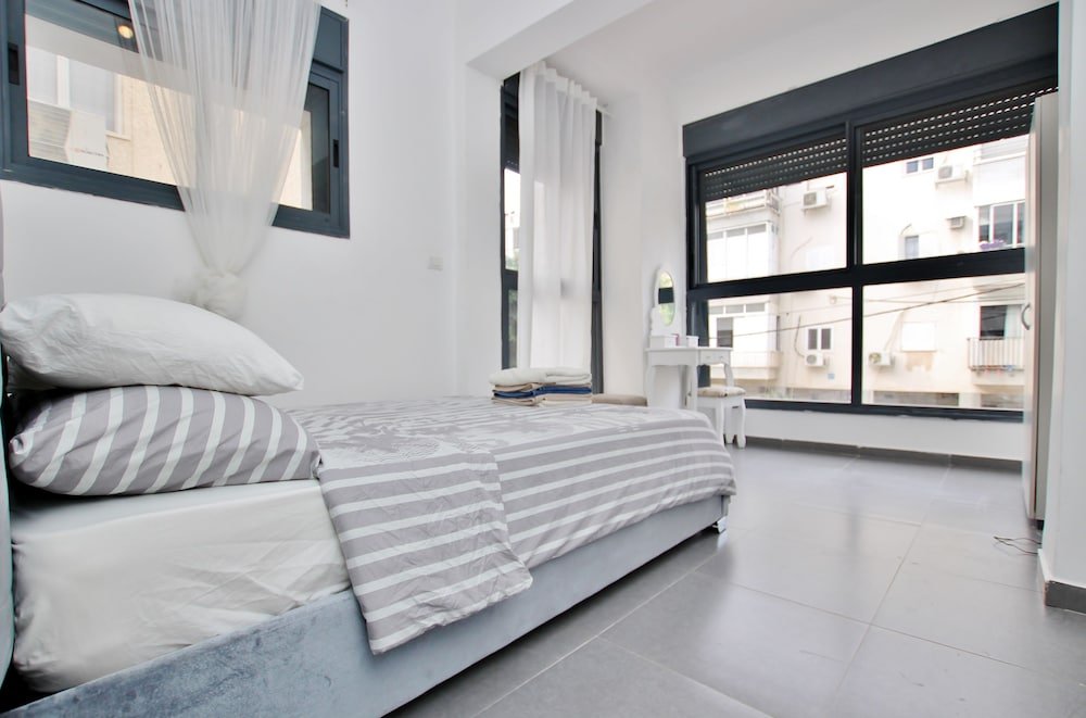 Фото 2 Bedroom Apartment with Hot Tub Facing Bograshov Beach