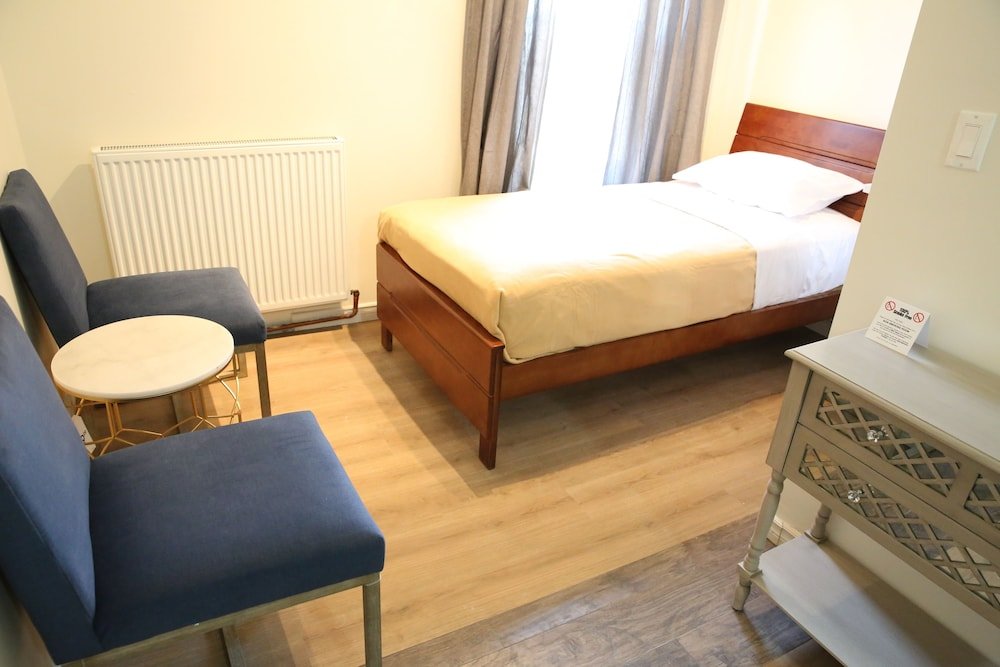 Фото Elegant Suite at 700 Bathurst