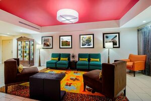 La Quinta Inn & Suites by Wyndham Elkview - Charleston Ne