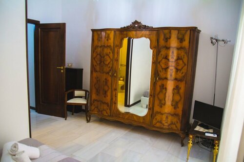 Гостиница Happy Rooms in Easy House в Неаполе