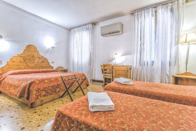Гостиница Locanda ai Bareteri в Венеции