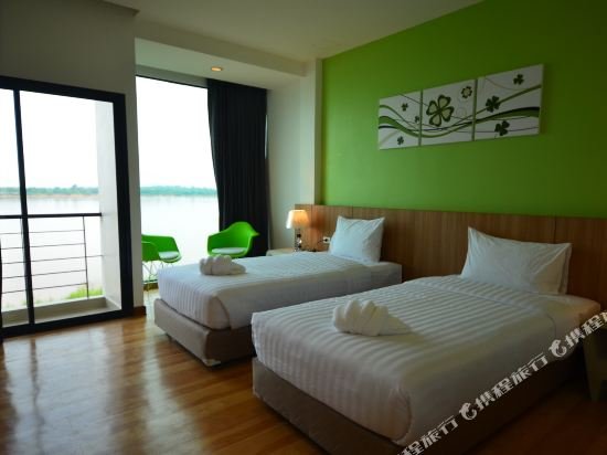 Фото The River Hotel