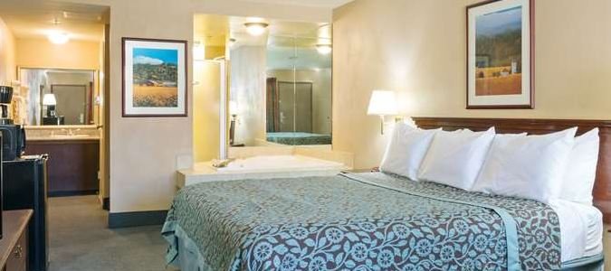 Фото Days Inn by Wyndham Fontana Rialto