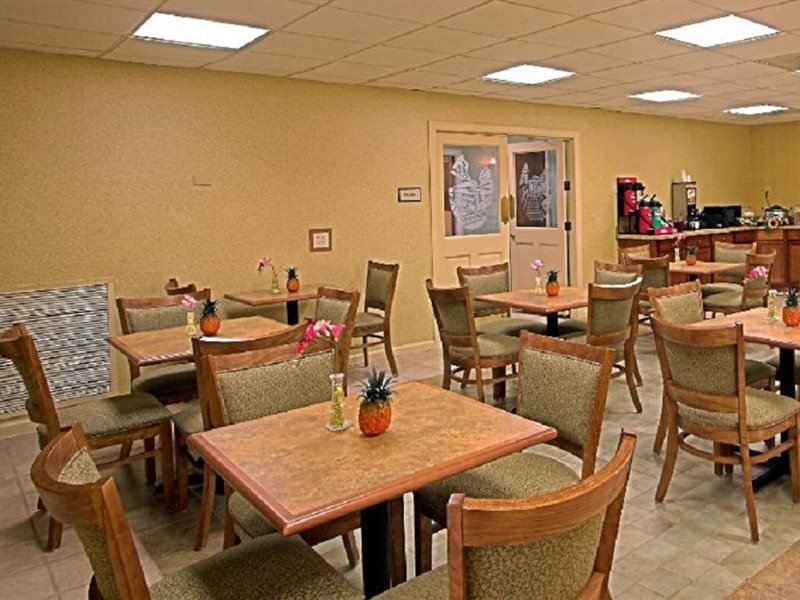 Фото Days Inn by Wyndham Blacksburg Conference Center