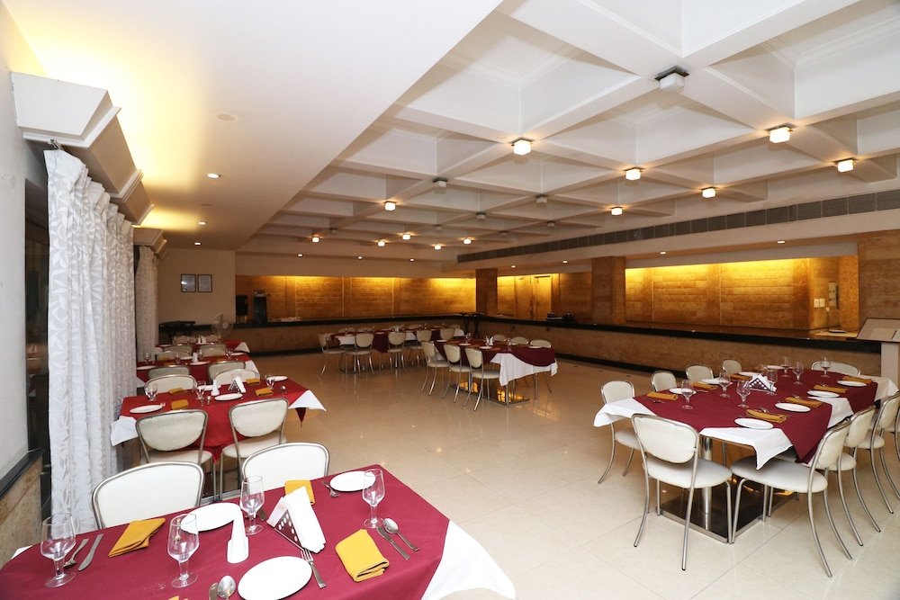Фото Capital O 1796 Grand Hotel