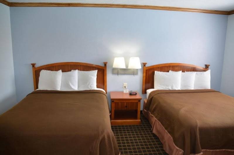 Фото Howard Johnson Hotel & Suites by Wyndham St. George