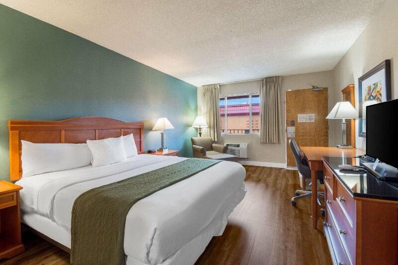 Гостиница Rodeway Inn Portland Airport Hotel