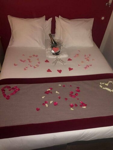 Гостиница L'Amandier в Нантере