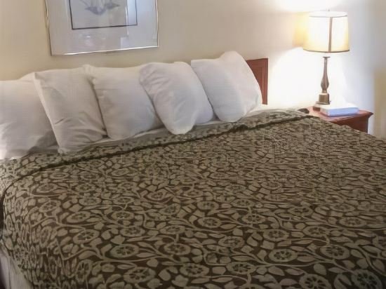 Фото Days Inn by Wyndham Orange Anaheim