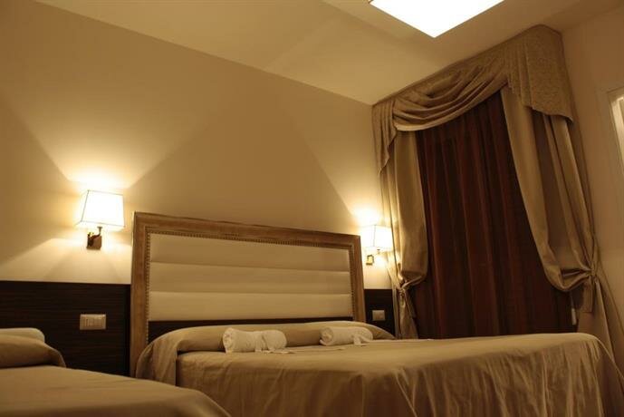 Гостиница Hotel Donatella Pinarella в Червии