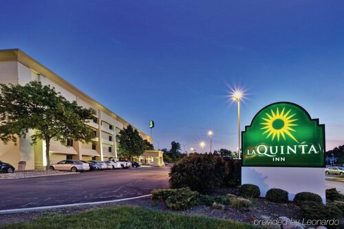 Гостиница La Quinta Inn & Suites by Wyndham Cleveland - Airport North в Кливленде