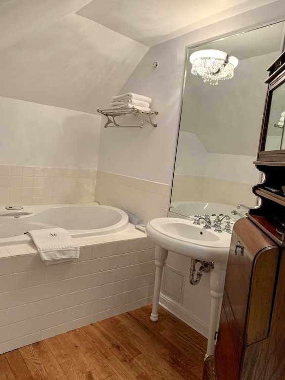 Фото Monroe House Executive Suites