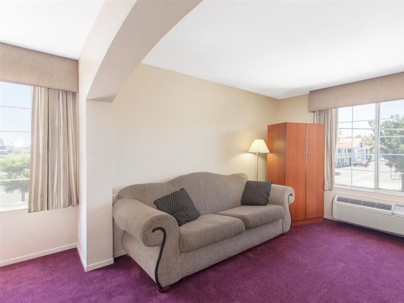 Фото Best Western Plus Reading Inn & Suites