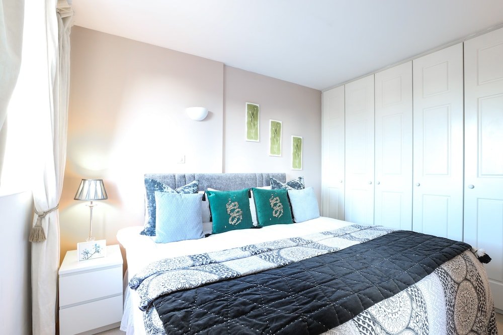 Фото Point West Apartments Gloucester Road