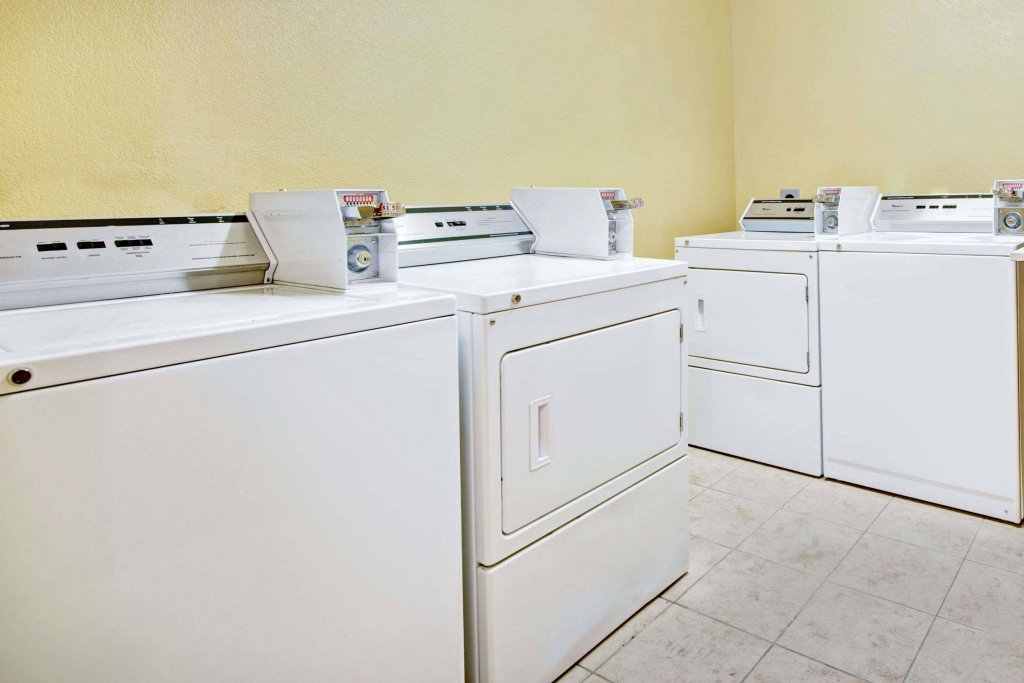 Фото Super 8 by Wyndham San Antonio Airport North