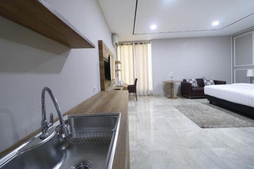 Фото RedDoorz Premium near Rs Pondok Indah