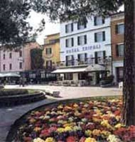 Гостиница Hotel Tripoli в Дезенцано-дель-Гарда
