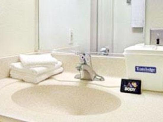 Фото Travelodge by Wyndham Traverse City Mi