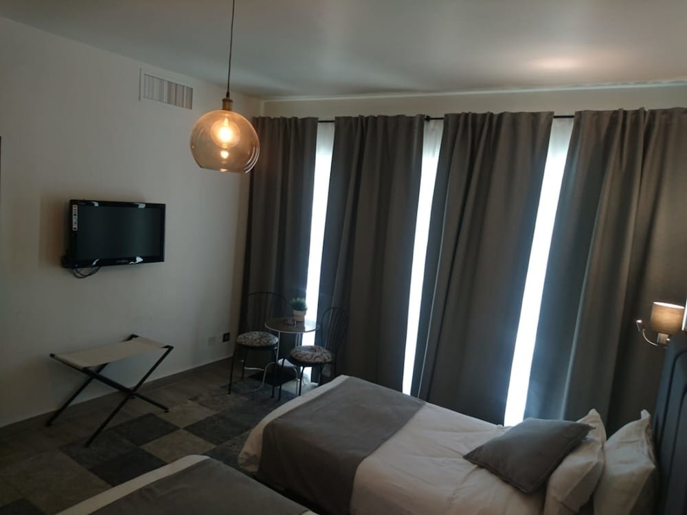 Фото Yellow Rose Hotel