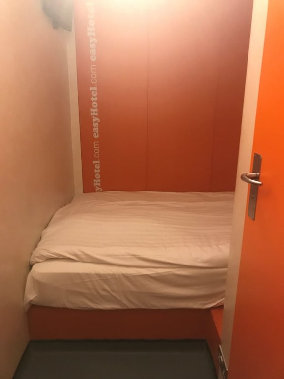 Фото EasyHotel London South Kensington