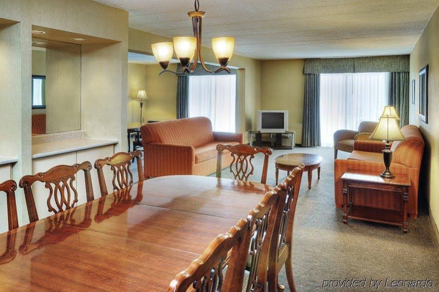 Фото TownePlace Suites by Marriott Oshawa