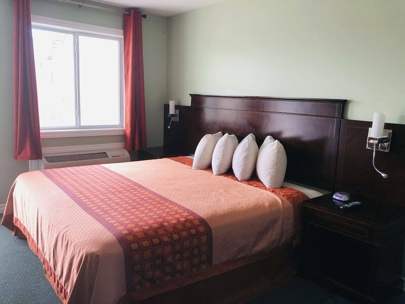 Гостиница Perth Plaza Inn & Suites