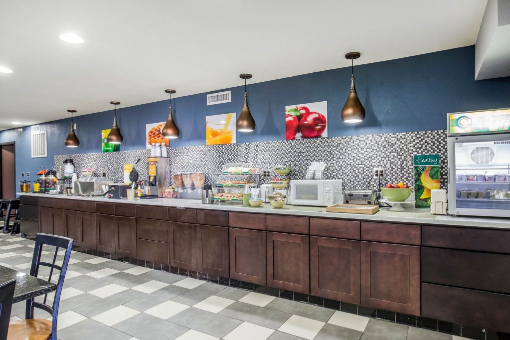 Фото Rodeway Inn & Suites