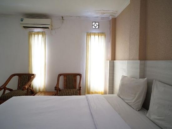 Фото Capital O 2885 Hemra Hotel