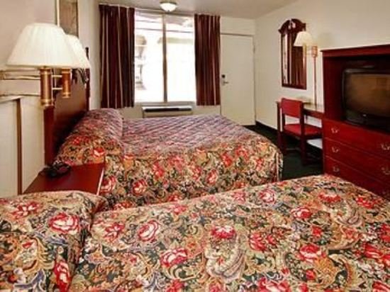 Фото Super 8 by Wyndham Oklahoma Fairgrounds