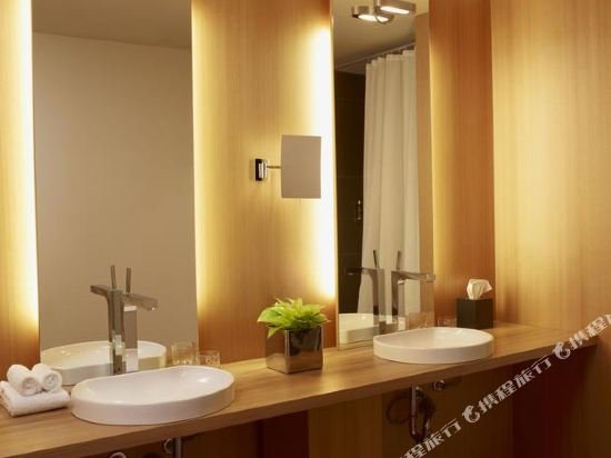 Фото Le Germain Hotel Maple Leaf Square