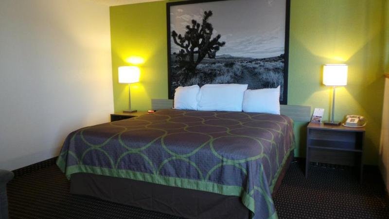 Фото Super 8 by Wyndham Kingman