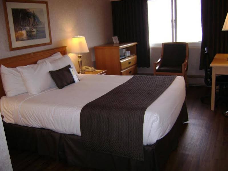 Фото Days Inn by Wyndham Victoria On The Harbour