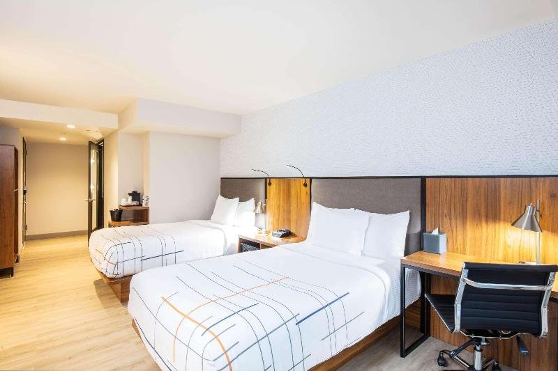 Фото La Quinta Inn & Suites by Wyndham Times Square South