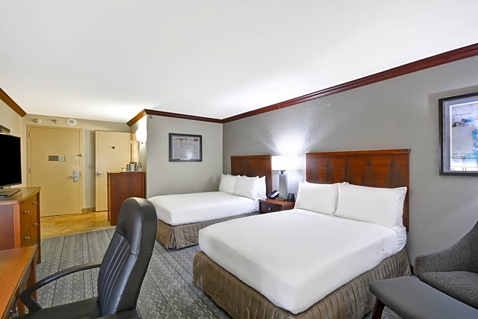 Фото Crowne Plaza Tulsa - Southern Hills