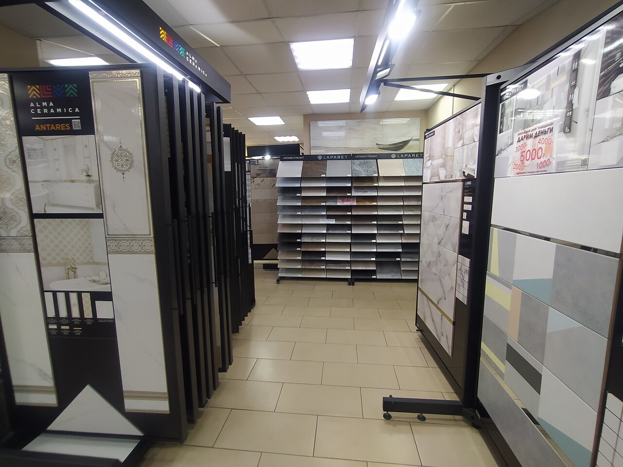 Стенды с образцами плитки и клея для плитки