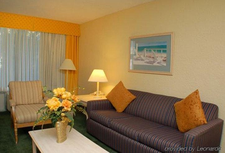 Фото Days Inn by Wyndham Stuart