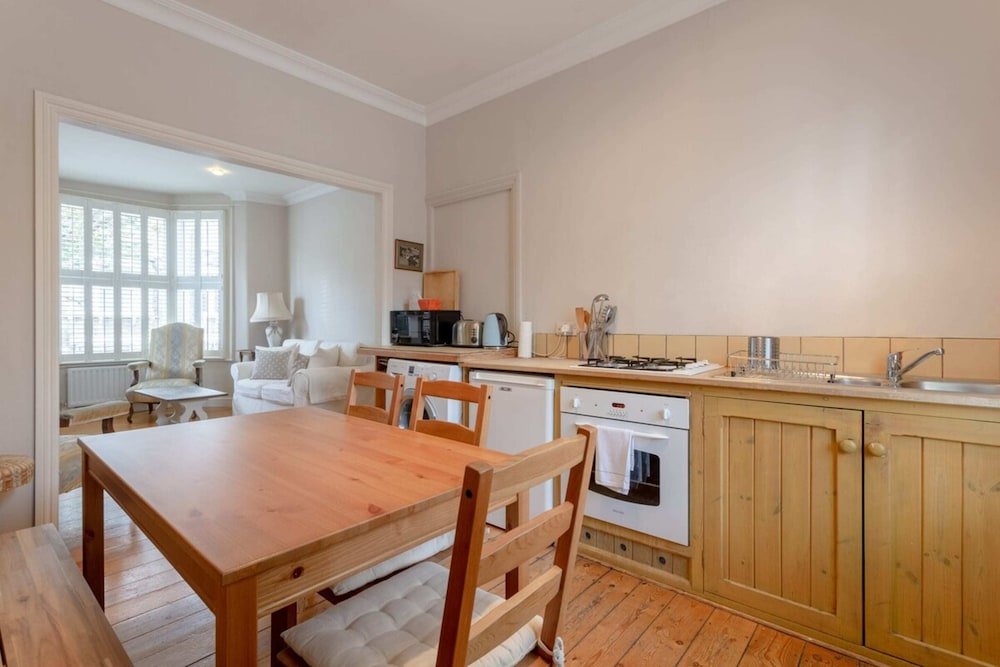 Фото Charming 2 Bedroom Home in West London