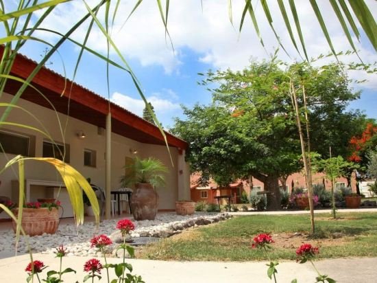 Фото Shaar Hagolan Kibbutz Country Lodging