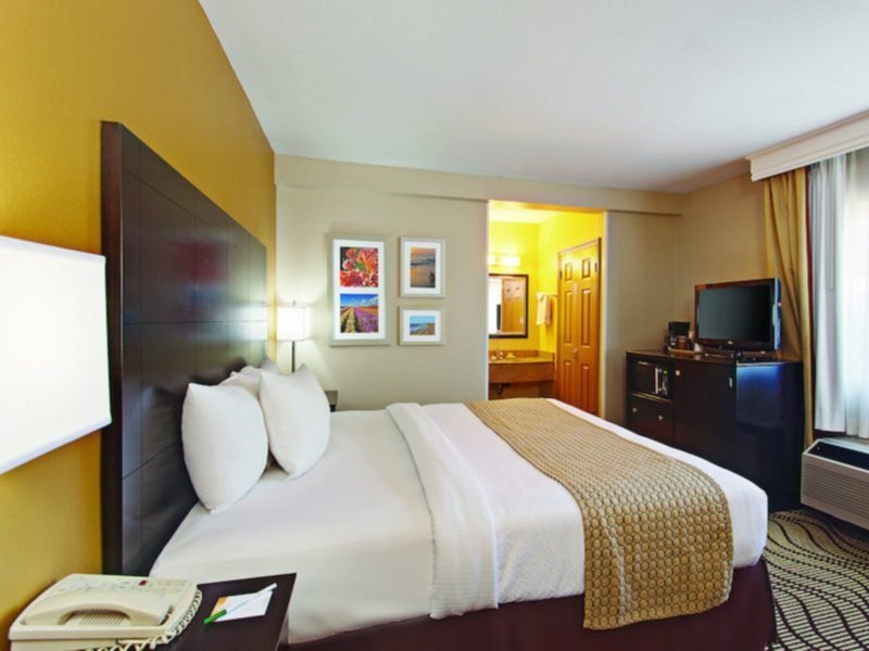 Фото La Quinta Inn & Suites by Wyndham Carlsbad - Legoland Area