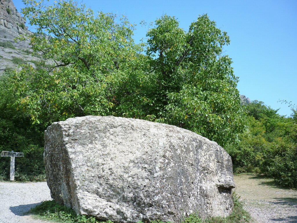 Камень сундукова республика крым фото
