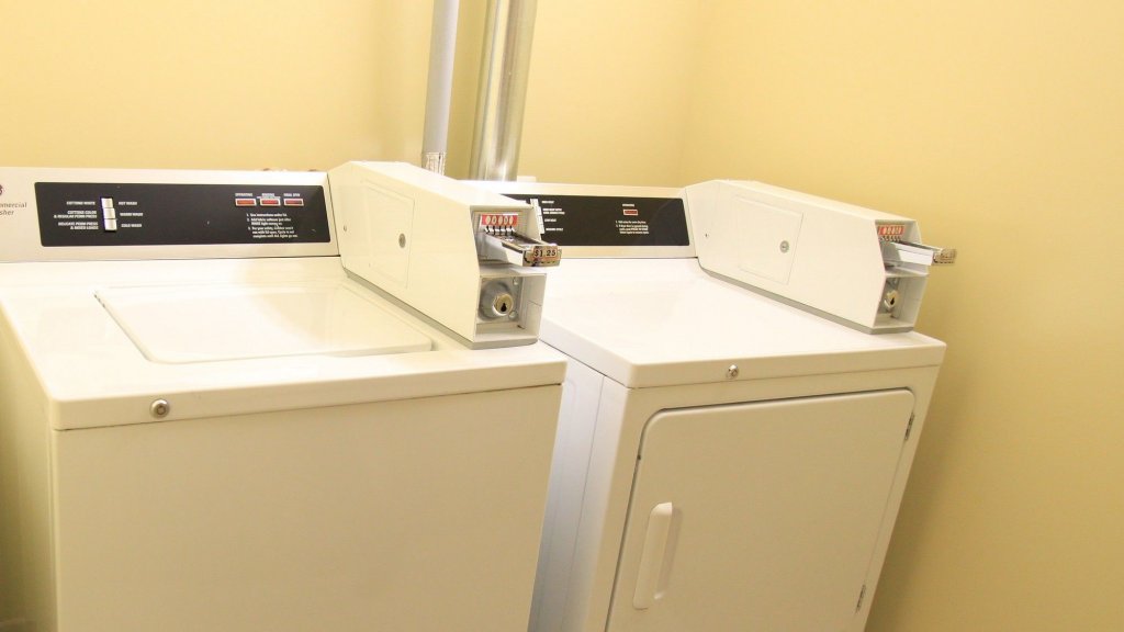 Фото Days Inn & Suites by Wyndham Thompson