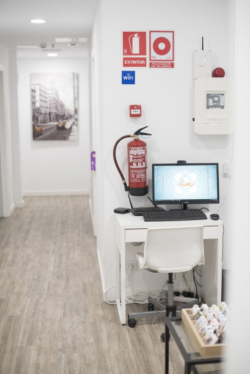 Фото Hostal Live Barcelona