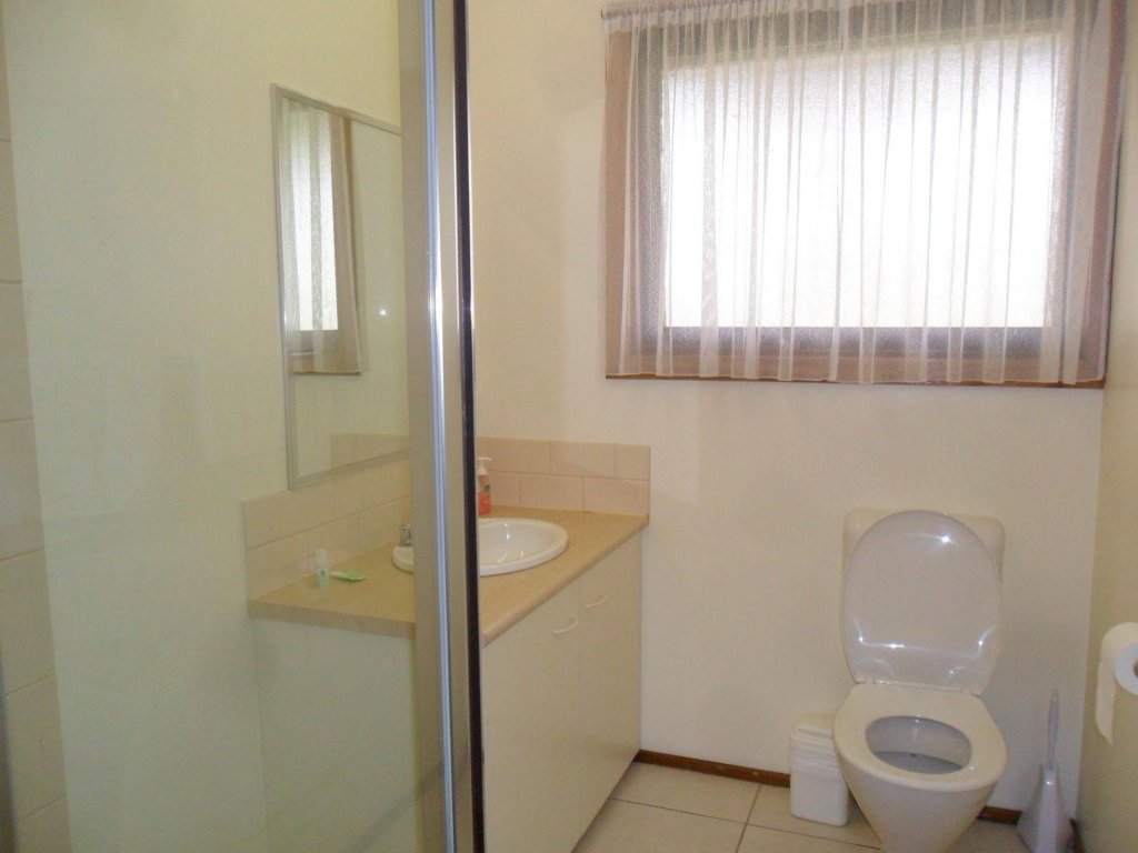 Фото Halls Haven Holiday Units