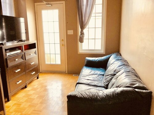 Гостиница Room around York University Subway в Норт-Йорке