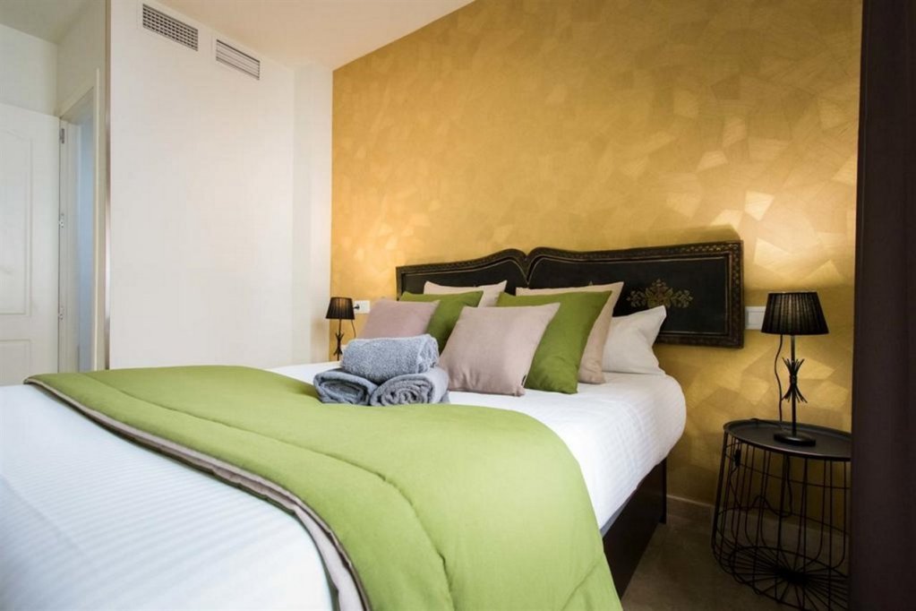 Фото Holidays2Malaga Suites Apartments