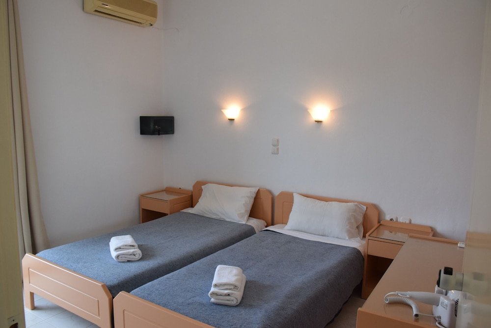 Фото Manos Beachside Apartments