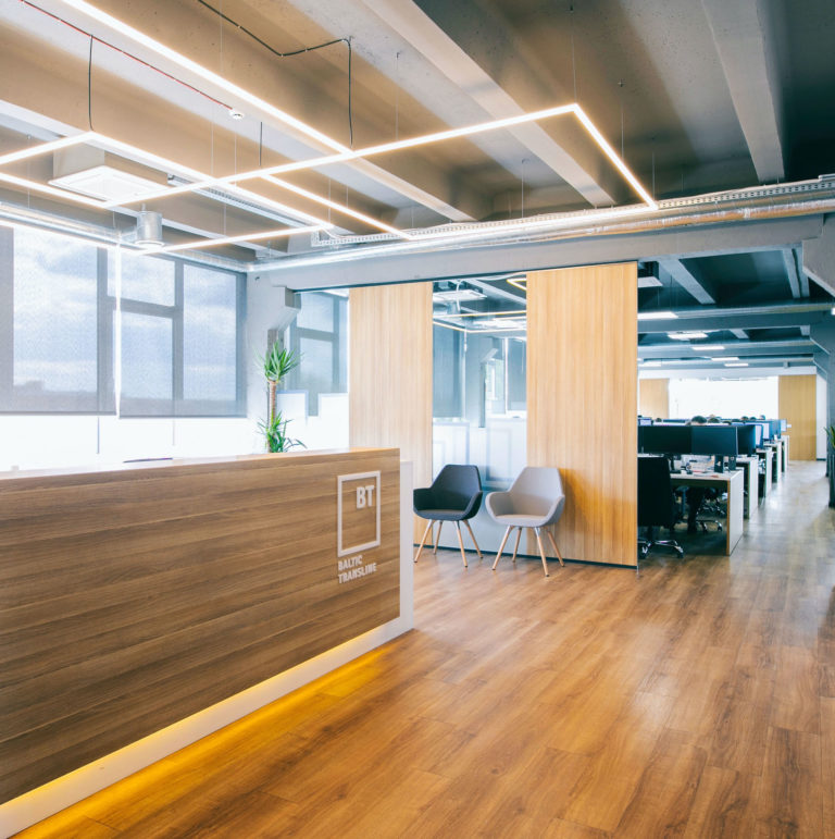 Әйел жезөкше ойнайды