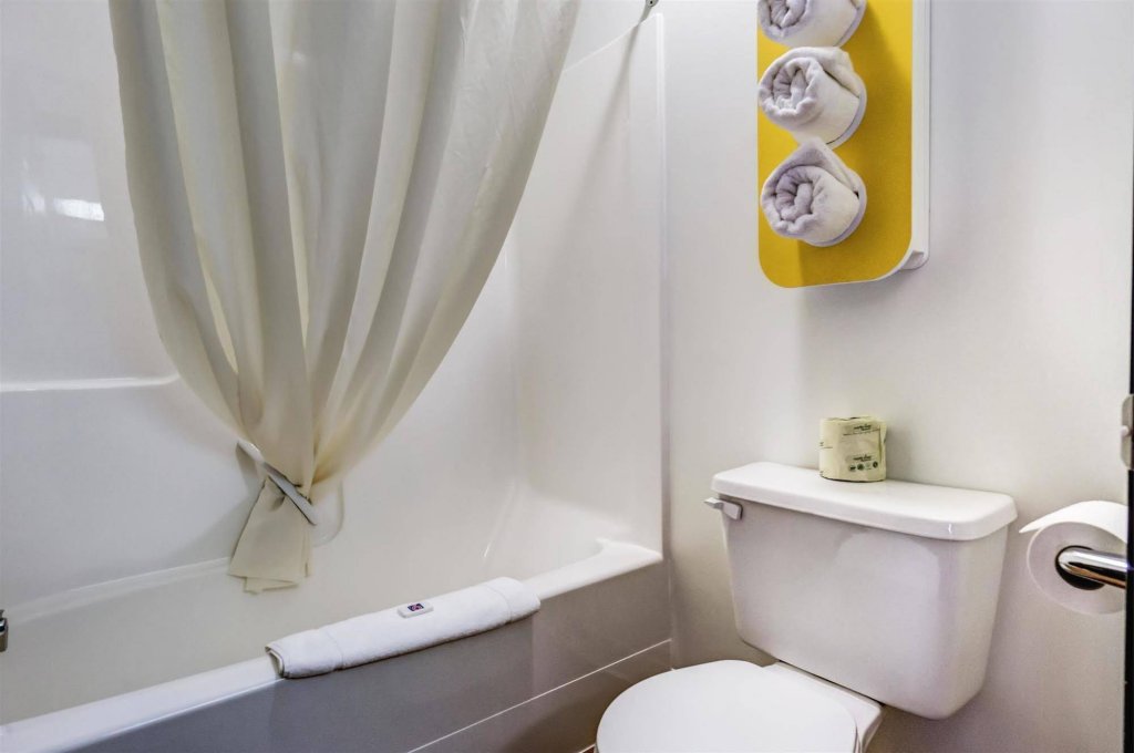 Фото Motel 6 Innisfail Ab