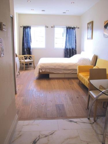 Фото Dundas Apartments & Suites