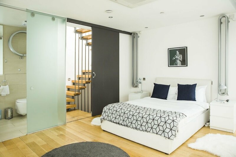 Жильё посуточно The Holborn Lights - Modern 3bdr Rooftop Terrace Garage в Лондоне